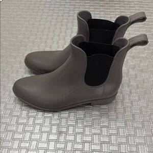 Capelli New York Gray Rubber Chelsea Rain Boots Size 9